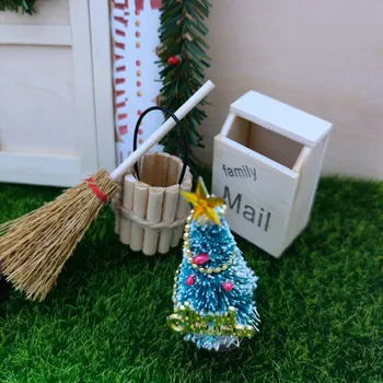 4pcs domček pre bábiky Vianočné Topánky Strom Veniec Borovica Santa Claus Koberec Metlu Doll House Miniatúrne Domáce Dekorácie Navidad 2024